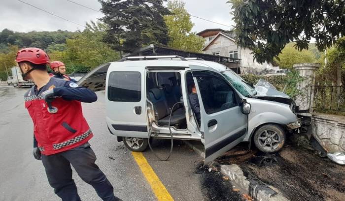 Sakarya’da Hafif Ticari Araç Bahçe Duvarına Çarptı: 2 Yaralı