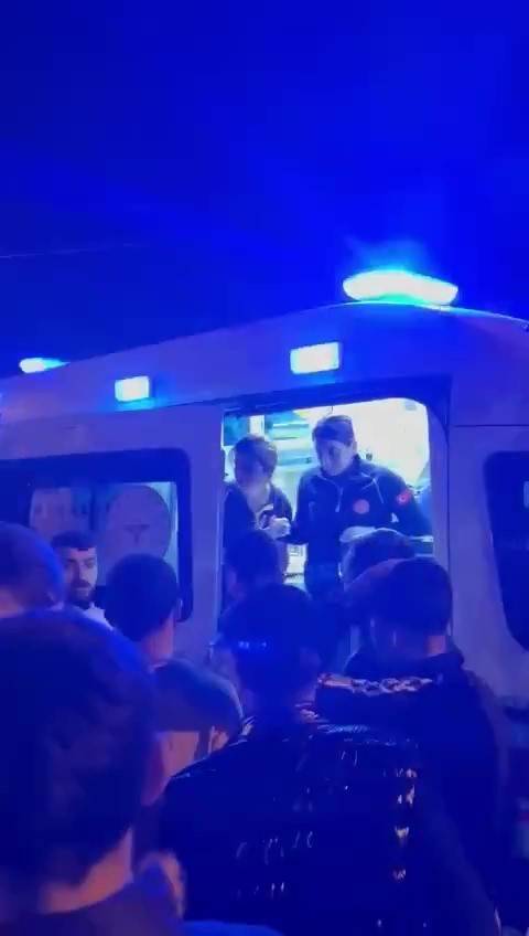 Sultanbeyli’de İki Araç Kafa Kafaya Çarpıştı: 1’i Ağır 4 Yaralı