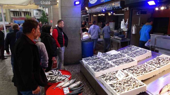 Trabzon Hamsisi Tezgâhlara İndi, Vatandaş Balık Haline Akın Etti