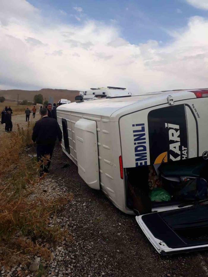 Minibüs Yan Yattı: 10 Yaralı