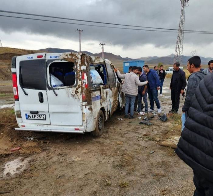 Özalp’ta Yolcu Minibüsü Takla Attı: 4 Yaralı