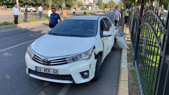 Beton Mikseriyle Çarpışan Otomobilin Sürücüsü Yaralandı