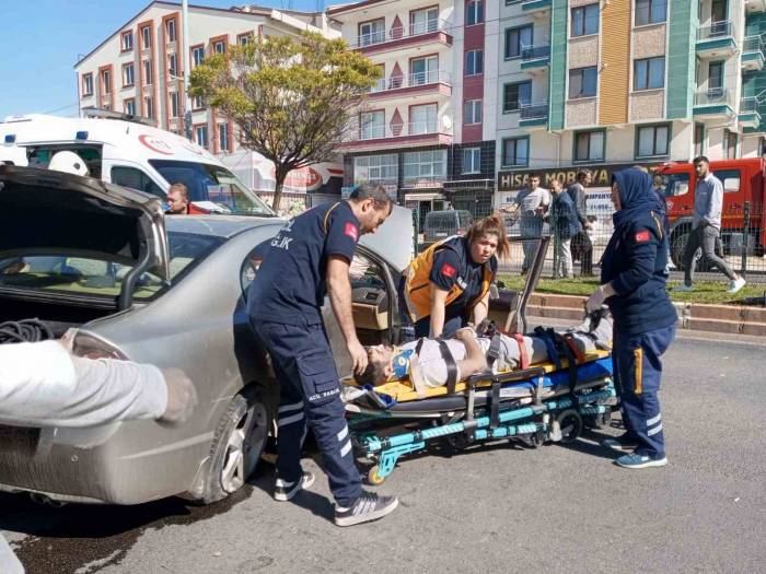Lastiği Patlayan Otomobil Kaldırıma Çarptı, 2 Kişi Yaralandı