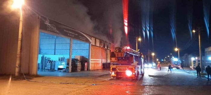 Aydın’daki Yangında Üç İş Yeri Zarar Gördü