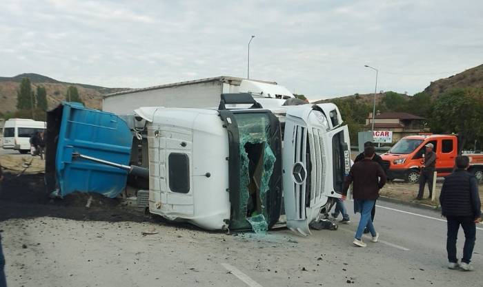 Bilecik’te Kömür Tozu Yüklü Kamyon Devrildi, 2 Kişi Yaralandı