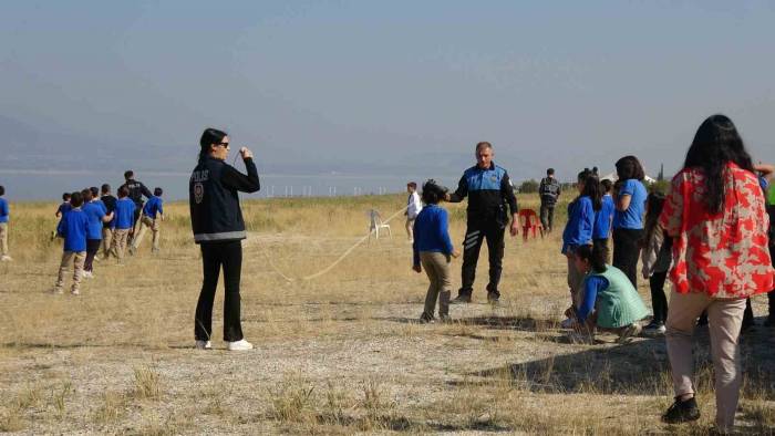 Polisler Ve Çocuklar Uçurtma Şenliğinde Buluştu