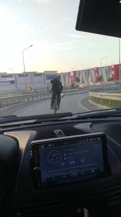 Görenler Cep Telefonlarına Sarıldı... Bisikletini Tersten Sürdü