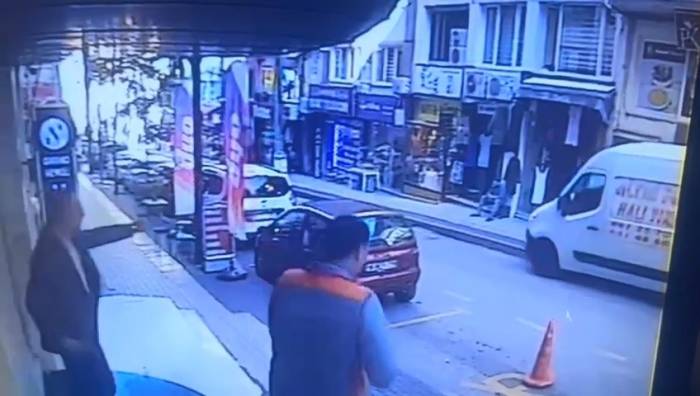 El Freni Çekmeyi Unutulan Aracı Otopark Görevlisi Durdurdu