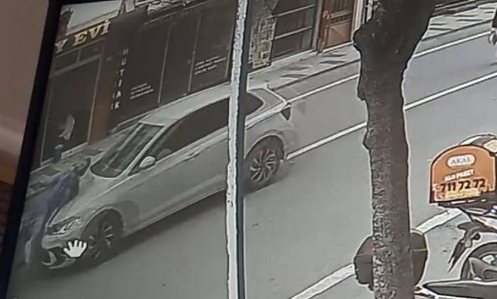 Yolun Karşısına Geçen Yaşlı Kadına Çarptı: Kaza Anı Kamerada