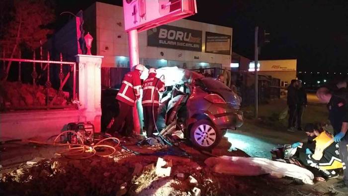 Direğe Çarpan Otomobil Hurdaya Döndü: 3 Ölü