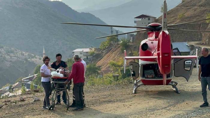 Ambulans Helikopter, Çüngüş’te Ağaçtan Düşen 82 Yaşındaki Mevlüt Amca İçin Havalandı