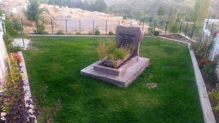 Çok Sevdiği Eşine Türbe Gibi Bir Mezar Yaptırdı