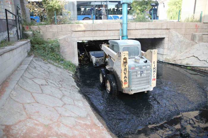 Gölbaşı’nın Su Kanallarında Temizlik Çalışması