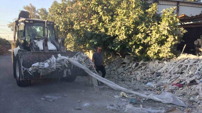 Belediye Ekipleri Hafriyat Atıklarını Kaldırıyor