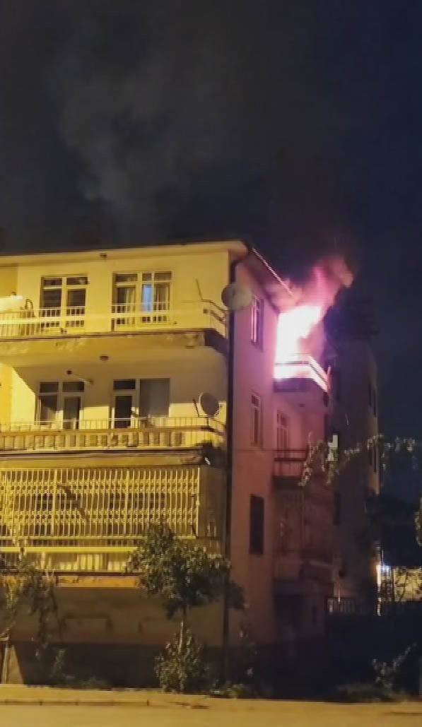 Ev Alev Alev Yandı, O Anlar Kameraya Yansıdı