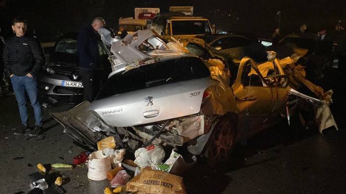 Kocaeli’de Ortalık Savaş Alanına Döndü: 26 Araç Kazaya Karıştı, 13 Kişi Yaralandı