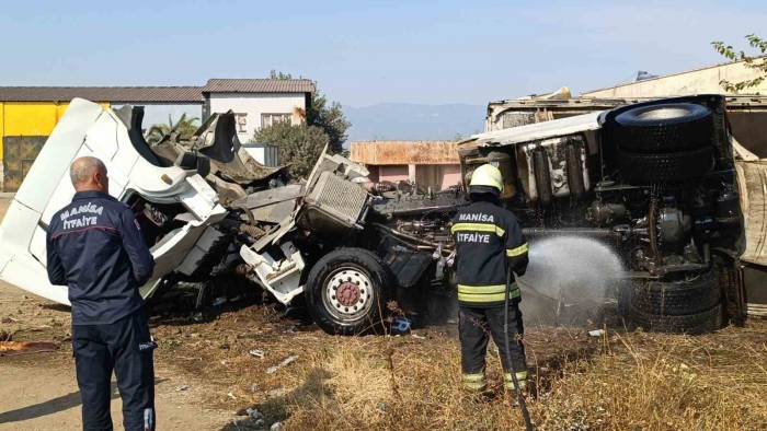 Manisa’da Şarampole Devrilen Tırın Sürücüsü Yaralandı