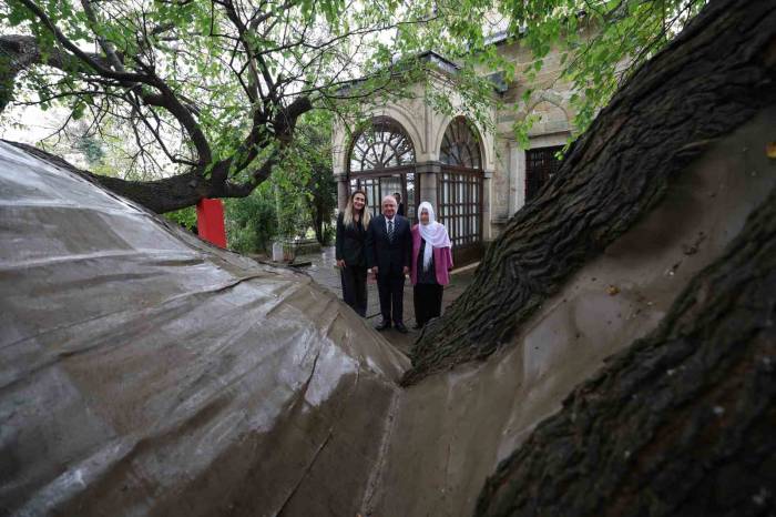 Milli Savunma Bakanı Güler, Sultan 1. Murad Hüdavendigar’ın Türbesini Ziyaret Etti
