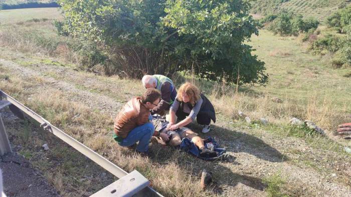 Lüks Araç Emniyet Şeridindeki Kamyonete Çarptı: 2 Yaralı