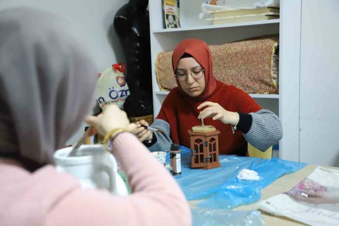 Bu Kurslarda Kadınlar Kendilerini Geliştermekle Kalmıyor Ev Bütcesine De Katkı Sağlıyor