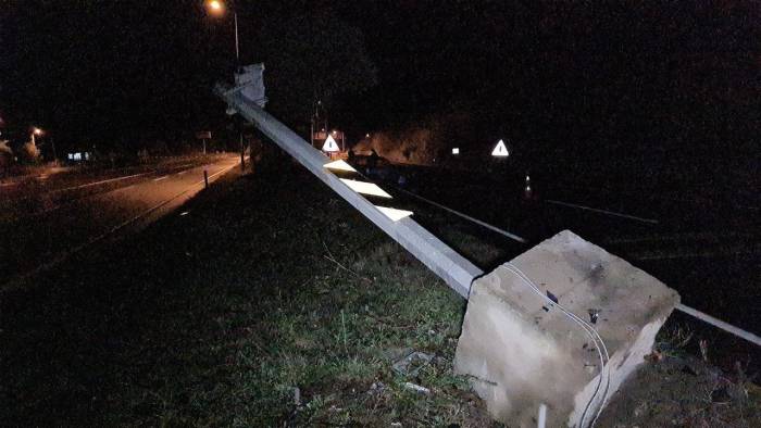 Beton Bariyere Çarpan Otomobilin Motoru Yola Fırladı