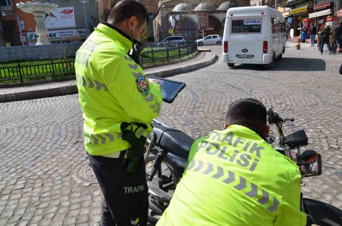 Trafik Denetiminde Sürücülere 326 Bin 845 Tl Para Cezası