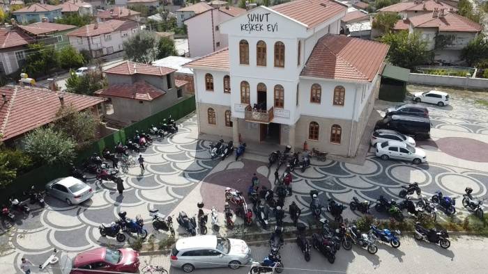 Motosiklet Sevdalıları Şuhut’un Tarih Kokan Mekanlarına Hayran Kaldı