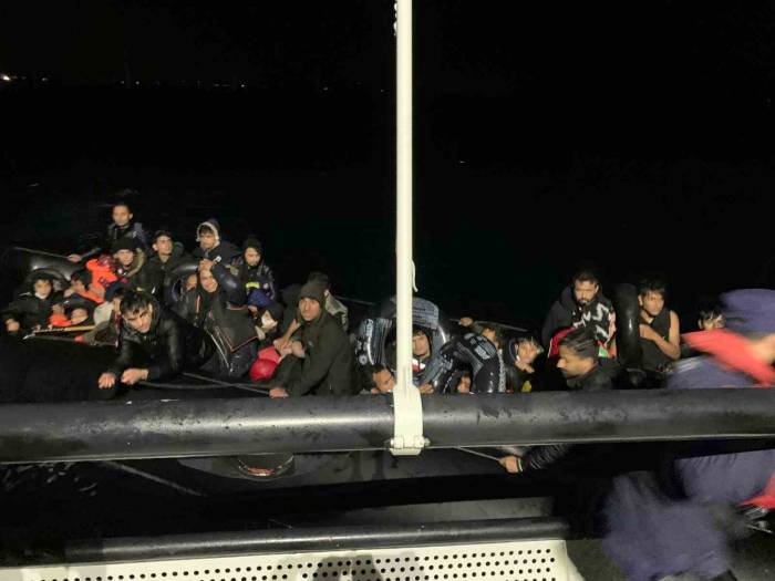 Ayvalık Açıklarında 126 Düzensiz Göçmen Yakalandı