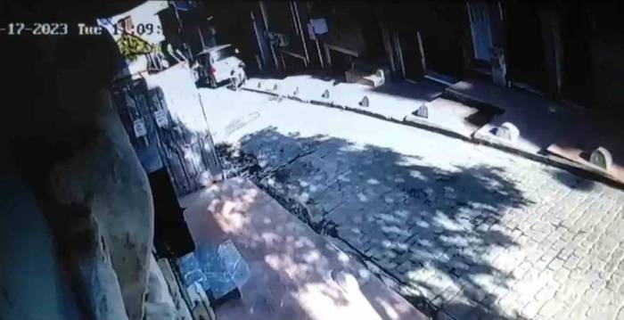 İstanbul’da İnanılmaz Kurtuluş Kamerada: 4 Yaşındaki Kız Aracın Üzerine Düştü