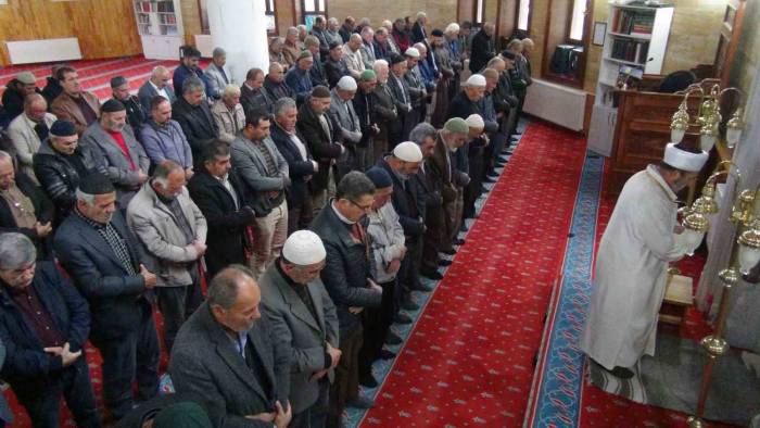 Filistin’de Hayatını Kaybedenler İçin Gıyabi Cenaze Namazı Kılındı