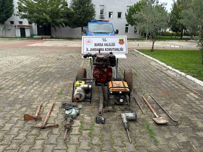 Bursa’da Kaçak Kazı Yapan Şüpheliler Jandarma Tarafından Yakalandı