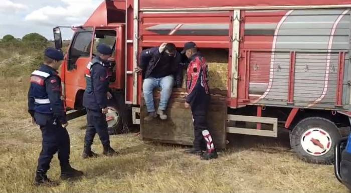 Çanakkale’de Saman Balyaları Arasına Gizlenmiş 27 Kaçak Göçmen Yakalandı