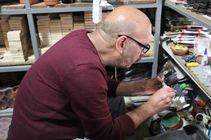 Diyarbakır’da 4’üncü Nesil Olarak Dağ Çamurundan Çömlekler Yapıyor