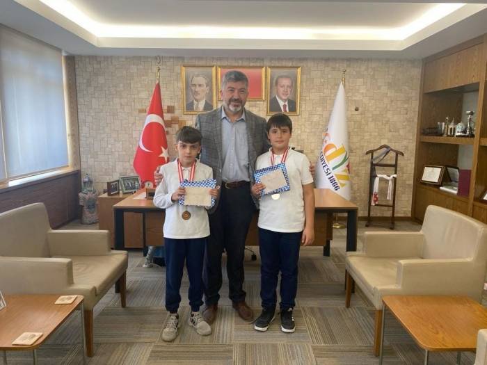 Gediz’de Yüklü Miktarda Para Bulan İlkokul Öğrencilerinden Örnek Davranış