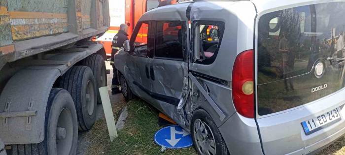 Hatay’da Trafik Levhasına Çarpan Sürücü Yaralandı