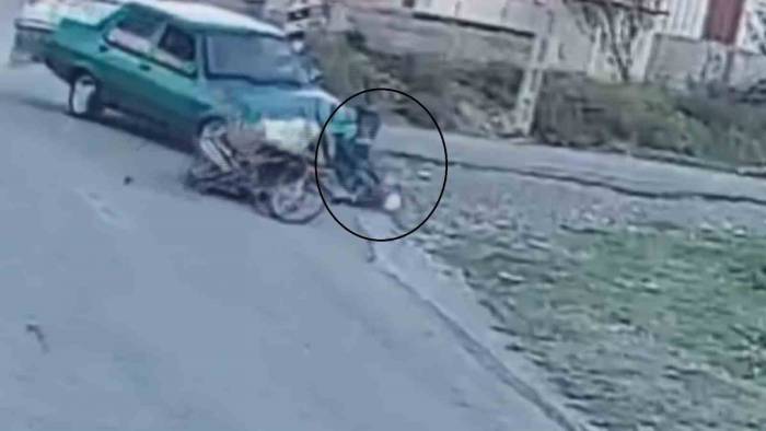 Çarpışma Sonrası Motosiklet Sürücüsünün Havaya Uçtuğu Anlar Kamerada
