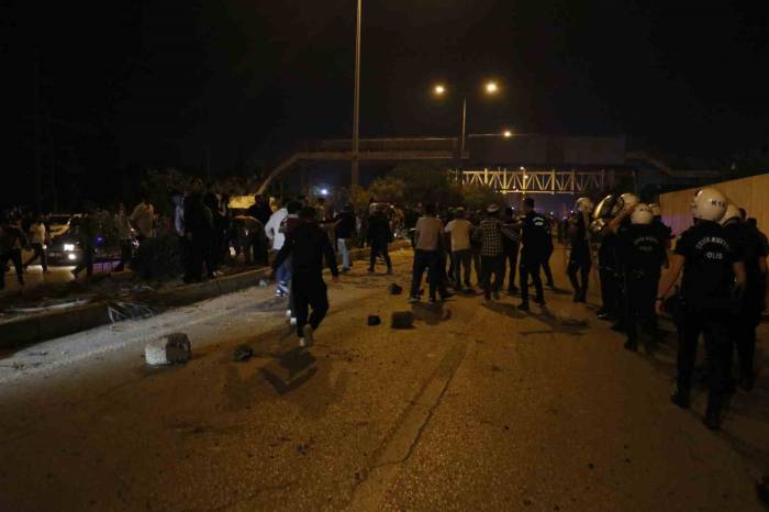 Adana’da Abd Konsolosluğu Taşlandı