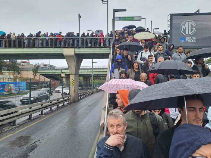 Kadıköy Uzunçayır’da Metrobüs Kaza Yaptı