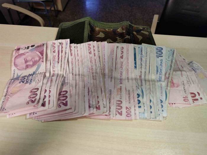 Güvenlik Personelinin Dikkati İle Kaybolan Cüzdanın Sahibi Bulundu