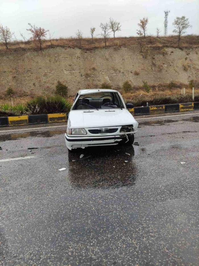Kontroden Çıkan Otomobil Refüje Çarptı: 1 Yaralı