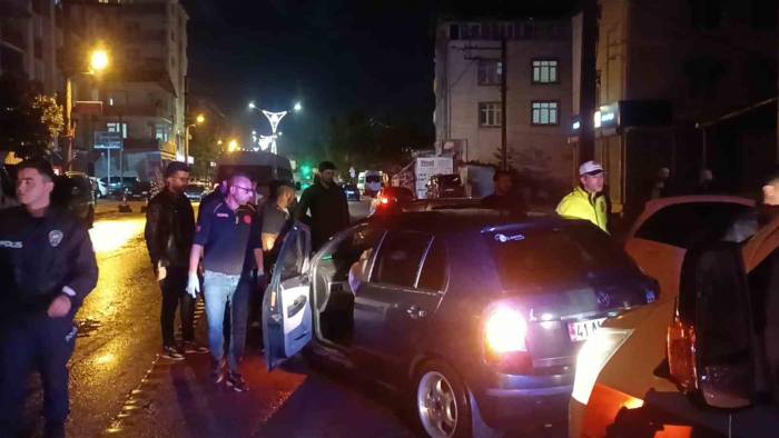 Kayan Otomobil Başka Otomobile Çarptı: 3 Yaralı