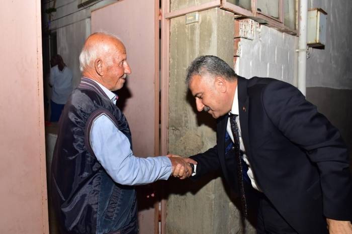 Emniyet Müdürü Aktaş Şehit Babasını Ziyaret Etti, Elini Öptü