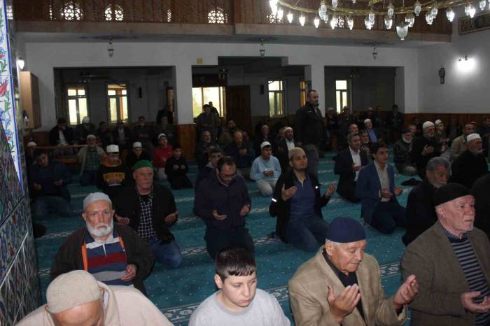 Filistin’de Hayatını Kaybedenler İçin Gıyabi Cenaze Namazı Kılındı