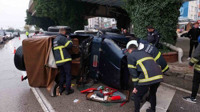 Viyadük Ayağına Çarpan Cip Devrildi