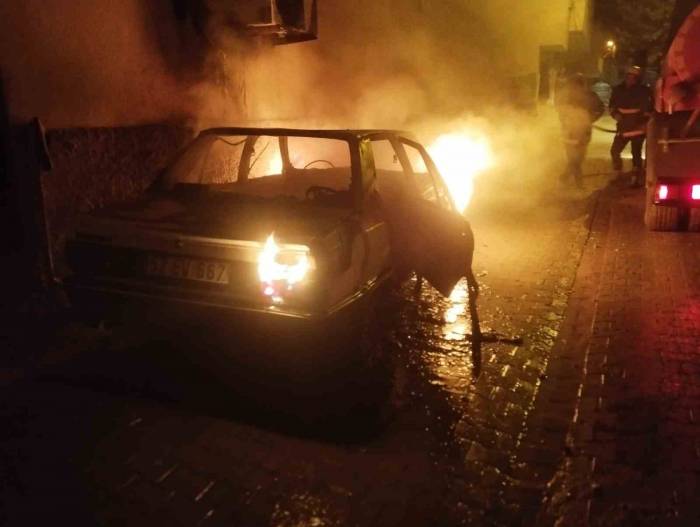 Şanlıurfa’da Otomobil Alev Alev Yandı