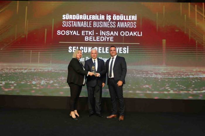 Efes Tarlası Yaşam Köyüne Sürdürülebilir İş Ödülü