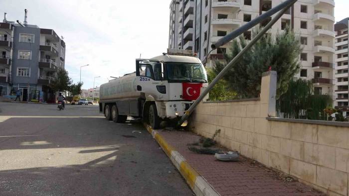 Polisin ’dur’ İkazına Uymayarak Kaçan Su Tankeri Kaza Yaptı