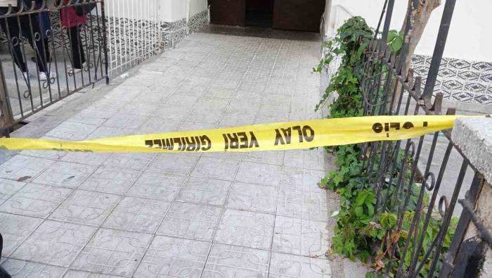 Eşini Eşarpla Boğup Öldürdükten Sonra Defalarca Bıçakladı