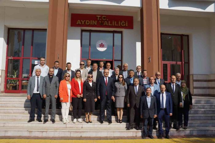 Vali Canbolat Muhtarları Yalnız Bırakmadı