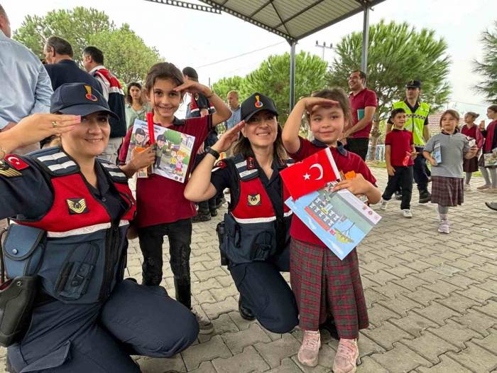 Aydın’da Jandarma Ekipleri Cumhuriyet’in 100’üncü Yılını Öğrencilerle Kutluyor
